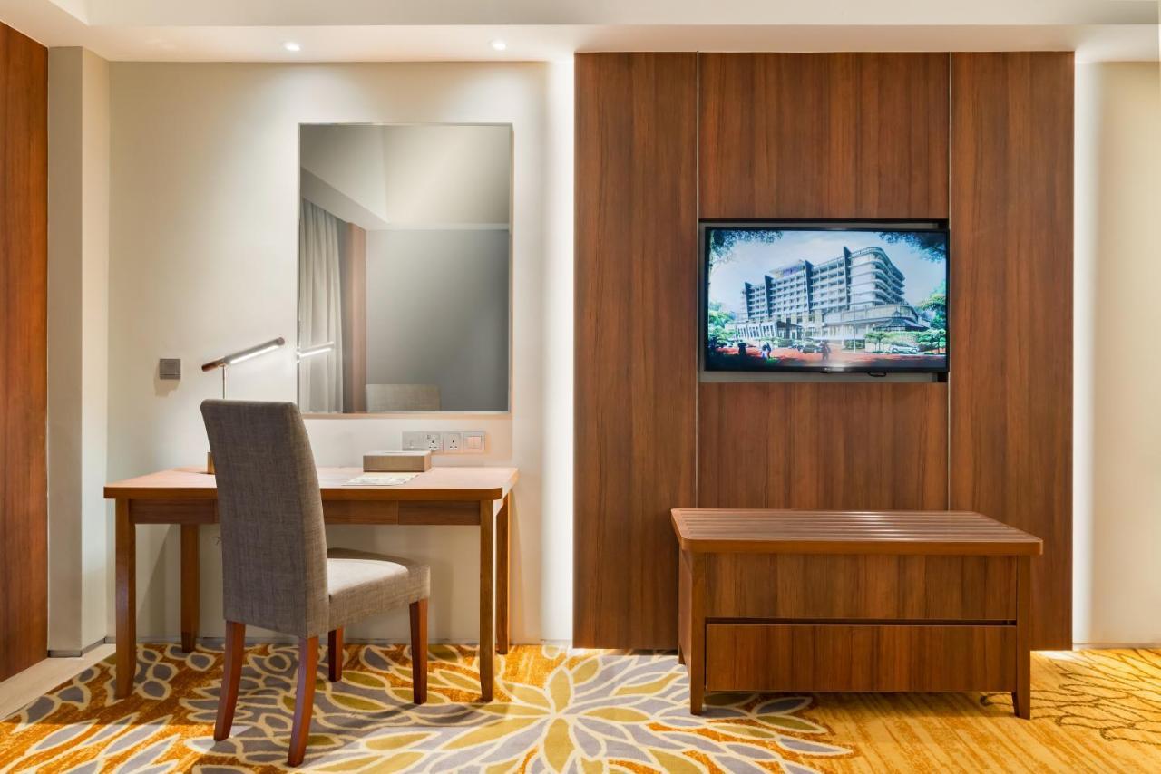 Zenith Hotel Cameron Tanah Rata Exterior photo A television in a hotel room
